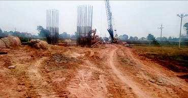 Thi công cầu vượt đường sắt kết nối với nút giao Yên Bình.