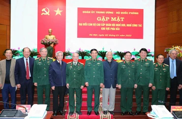 Đại tướng Phan Văn Giang chụp ảnh cùng các đồng chí lãnh đạo, nguyên lãnh đạo Quân ủy Trung ương, Bộ Quốc phòng, Bộ Tổng Tham mưu, Tổng cục Chính trị. (Ảnh: Trọng Đức)