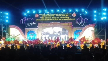 Nhiều tiết mục văn nghệ đặc sắc ca ngợi Đại thắng mùa Xuân năm 1975 được trình diễn tại chương trình.