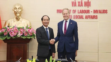 Thứ trưởng Lao động-Thương binh và Xã hội Nguyễn Văn Hồi tiếp Quốc vụ khanh Bộ Nội vụ Matthew Rycroft (Ảnh: Molisa).