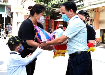 Trao hỗ trợ người dân ở Hà Nội trong đại dịch Covid-19, tháng 8/2021. (Ảnh: Duy Linh).