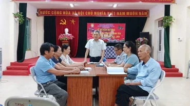 Cấp ủy Chi bộ thôn Hàn Lạc, xã Phú Thị hội ý bàn việc lãnh đạo xây dựng nông thôn mới kiểu mẫu.