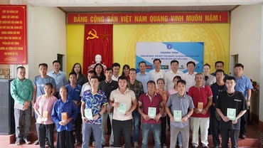 Phó Tổng Giám đốc Đào Việt Ánh cùng đại diện chính quyền địa phương, các nhà tài trợ tặng sổ bảo hiểm xã hội, thẻ bảo hiểm y tế cho người có hoàn cảnh khó khăn bị ảnh hưởng bởi bão số 3 ở Tuyên Quang. (Ảnh: VSS)