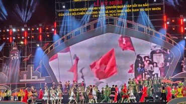 Biểu diễn văn nghệ chào mừng lễ kỷ niệm.