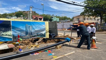 Mưa lớn gây sụt lún cả đoạn đường dài ở thành phố Quy Nhơn