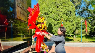 Phó Chủ tịch nước dâng hoa tại Bảo tàng Quang Trung.
