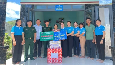 Các đơn vị bàn giao nhà "Mái ấm tình thương" và trao sinh kế cho hộ bà Đỗ Thị Hộ.