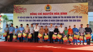 Đồng chí Nguyễn Hòa Bình trao tặng quà Tết cho các gia đình chính sách trên địa bàn thị xã An Nhơn.