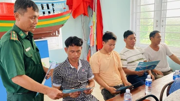 Các báo cáo viên giới thiệu một số quy định liên quan xử lý đối với ngư dân/tàu cá nước ngoài vi phạm cho các chủ phương tiện, thuyền trưởng và hội viên hội nông dân.