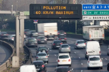 Biển báo điện tử có nội dung "Ô nhiễm, giới hạn tốc độ 60km" trên đường vành đai Paris, Pháp. Ảnh: Reuters