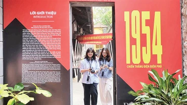 Khách tham quan trưng bày Khoảng trời mới.