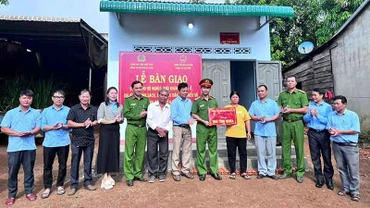 Ủy ban nhân dân và Công an huyện Ea Kar bàn giao nhà tình nghĩa tặng hộ nghèo ở xã Cư Huê.