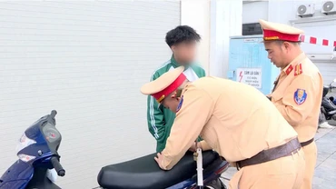 Lực lượng Cảnh sát giao thông xử lý 1 trường hợp vi phạm về trật tự an toàn giao thông.