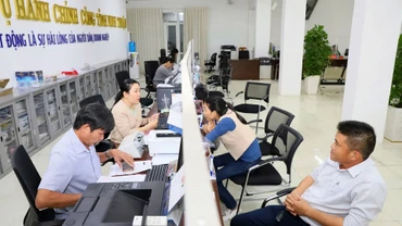 Cán bộ Trung tâm Phục vụ hành chính công tỉnh Ninh Thuận giải quyết thủ tục hành chính cho người dân. (Ảnh NGUYỄN TRUNG)