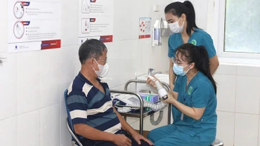 Điều trị cho người bệnh tại Bệnh viện đa khoa huyện Gia Lâm, Hà Nội. (Ảnh: FP Bệnh viện).