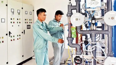 Công nhân Trạm cấp nước Nam Sơn 3, xã Nam Sơn, huyện Sóc Sơn, Hà Nội. (Ảnh: ĐĂNG DUY)