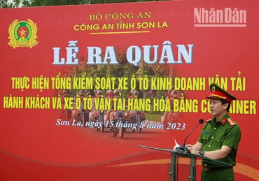 Lãnh đạo Công an tỉnh Sơn La phát biểu phát động tại lễ ra quân tổng kiểm soát xe ô-tô kinh doanh vận tải hành khách và hàng hóa bằng container.