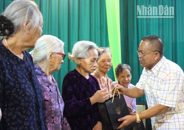Tặng sản phẩm cao sâm Ngọc Linh cho người cao tuổi tại Tiểu khu 19, thị trấn Hát Lót, Mai Sơn.