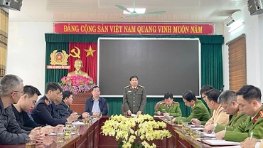 Đại tá Đặng Trọng Cường, Giám đốc Công an tỉnh Sơn La phát biểu chỉ đạo tại cuộc họp với các lực lượng chức năng.