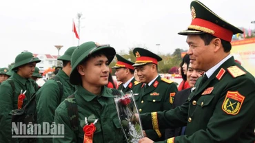 Thượng tướng Vũ Hải Sản, Thứ trưởng Quốc phòng tặng hoa và quà cho các tân binh tại thị xã Mộc Châu.