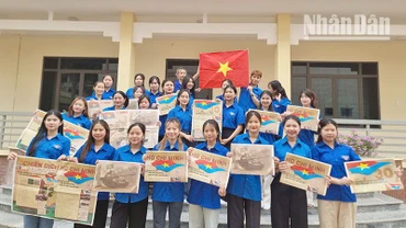 Phụ san đặc biệt của Báo Nhân Dân được dành tặng cho sinh viên các trường đại học, cao đẳng trên địa bàn tỉnh Sơn La.