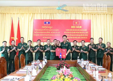 Đại diện lãnh đạo Bộ đội Biên phòng tỉnh Sơn La và Bộ Chỉ huy quân sự tỉnh Houaphanh ký biên bản ghi nhớ.