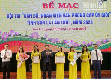 Đồng chí Lò Minh Hùng, Phó Bí thư Thường trực Tỉnh ủy Sơn La tặng Bằng khen cho đội thi Văn phòng thành ủy Sơn La.