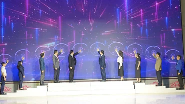 Thực hiện nghi thức phát động tuần lễ gửi tiền tiết kiệm, chung tay vì người nghèo năm 2025.