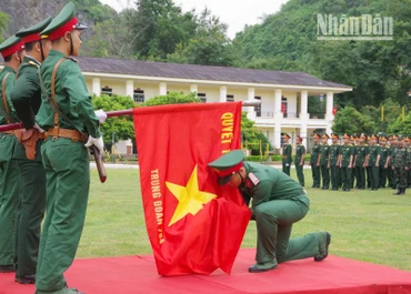 Chiến sĩ mới thực hiện nghi thức tuyên thệ tại buổi lễ. 