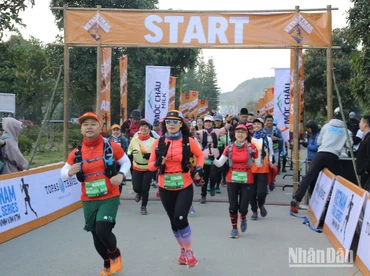 Gần 4.000 vận động viên đến từ 32 quốc gia tham gia giải chạy Marathon đường mòn Việt Nam tại Mộc Châu.