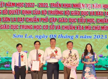 Lãnh đạo Ủy ban nhân dân tỉnh Sơn La chuyển trao Quyết định của Bộ Giáo dục và Đào tạo, công nhận tỉnh Sơn La đạt chuẩn phổ cập giáo dục tiểu học, trung học cơ sở, chuẩn xóa mù chữ mức độ 2.