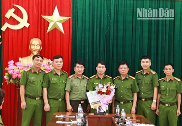 Ban Giám đốc Công an tỉnh Sơn La trao thưởng Ban Chuyên án Công an huyện Mộc Châu.