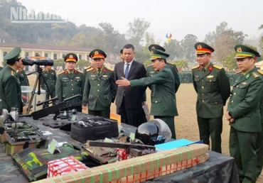 Đại biểu tham quan các mô hình học cụ.