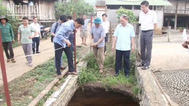 Hiện tượng sụt lún và sau đó xuất hiện các hố lớn bắt đầu từ tháng 10/2023.