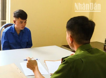 Đối tượng Sa Việt Hoàng tại cơ quan Công an.
