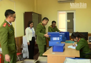 Cơ quan chức năng khám xét, thu giữ nhiều tài liệu trong vụ án.
