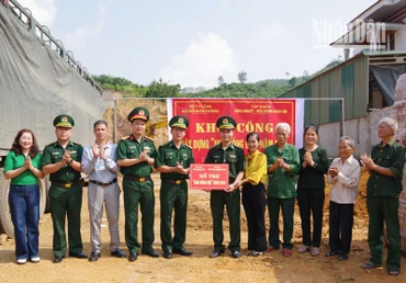 Các đại biểu cùng gia đình thượng úy Lê Văn Chung trong ngày khởi công xây dựng “Nhà đồng đội”.