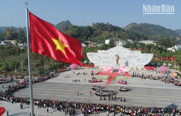 Vòng xòe đoàn kết dâng Bác và mừng Đảng quang vinh.