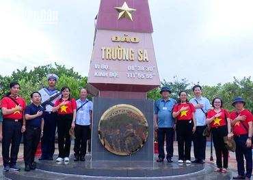 Đoàn công tác tỉnh Sơn La thăm đảo Trường Sa lớn.
