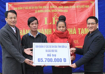 Bàn giao nhà ở cho hộ nghèo ở Sơn La