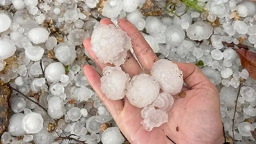 Những viên đá có kích cỡ lớn đã gây ảnh hưởng tới nhà cửa và hoa màu của người dân các xã của huyện Thuận Châu. (Ảnh: Người dân cung cấp)
