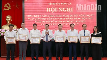 Đồng chí Lò Minh Hùng, Phó Bí thư Thường trực Tỉnh ủy Sơn La trao bằng khen cho các tập thể.