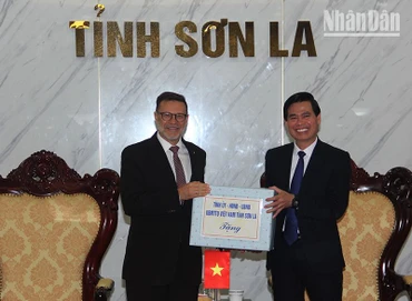 Lãnh đạo tỉnh Sơn La tặng quà Đại sứ đặc mệnh toàn quyền Australia tại Việt Nam Andrew Goledzinowski và đoàn công tác.