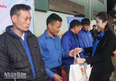 Gắn biển công trình thanh niên “Cắt rãnh trục cán bằng máy cắt cầm tay”.