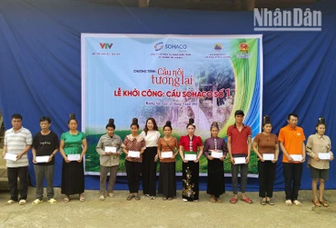 Đại diện lãnh đạo Tập đoàn thương mại và dược phẩm Sohaco trao quà cho các hộ có hoàn cảnh đặc biệt khó khăn.