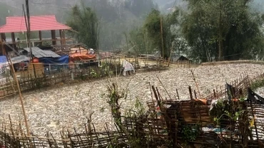 Mưa đá kéo dài khoảng 30 phút tại bản Nà Lầu, xã Mường É, huyện Thuận Châu, Sơn La. (Ảnh: TÙNG LÂM)