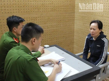 Đối tượng Hà Thị Thi tại cơ quan Công an. (Ảnh: Cao Thiên)