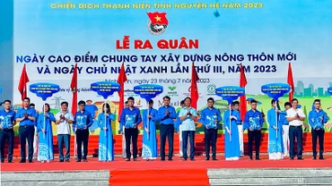 Ra mắt đội hình Trí thức trẻ tình nguyện tham gia xây dựng nông thôn mới. (Ảnh: XUÂN TRƯỜNG)