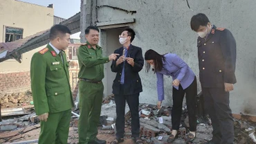 Lực lượng chức năng khám nghiệm hiện trường vụ cháy nổ. (Ảnh: VĂN LÚA)