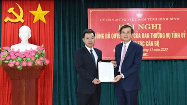 Đồng chí Đoàn Minh Huấn, Ủy viên Trung ương Đảng, Bí thư Tỉnh ủy Ninh Bình trao quyết định điều động đồng chí Nguyễn Hoàng Hà giữ chức Chủ tịch Ủy ban Mặt trận Tổ quốc Việt Nam tỉnh nhiệm kỳ 2019-2024. (Ảnh: XUÂN TRƯỜNG)